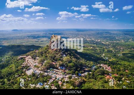 Mont Popa vue aérienne, Bagan, Myanmar (Birmanie). Banque D'Images