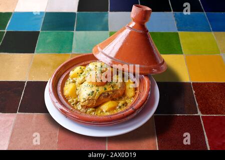 Délicieux tajine de poulet marocain traditionnel sur une table en mosaïque colorée Banque D'Images