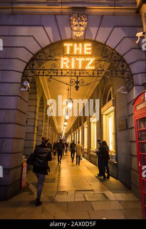 Arcade of the Ritz Hotel, un hôtel 5 étoiles dans un bâtiment néoclassique, Piccadilly, Londres, Angleterre, Royaume-Uni Banque D'Images