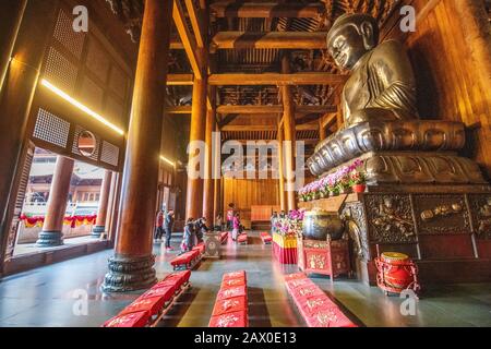 La statue de Bouddha dans la salle principale du Temple Jing'an , Shanghai, Chine Banque D'Images