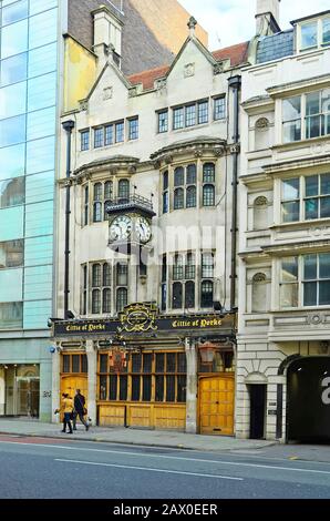 Londres, Royaume-Uni - 19 janvier 2016 : pub traditionnel Cittie of Yorke sur High Holborn Street Banque D'Images