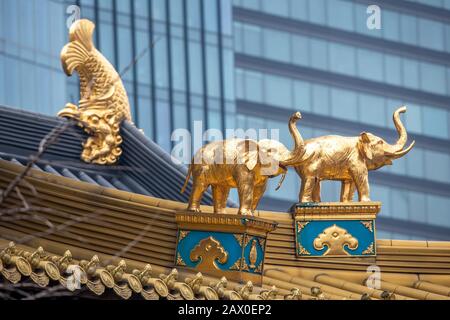 Statues dorées complexes au sommet du temple de Jing'an , Shanghai, Chine Banque D'Images