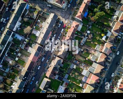 Une photo aérienne en drone qui s'affiche verticalement sur les toits d'un quartier typique de la banlieue nord de Londres. Banque D'Images