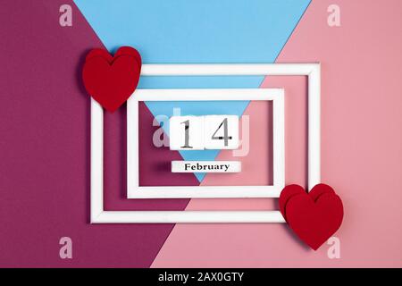Composition de la Saint-Valentin avec cadre photo. Créatif Saint Valentin romantique fond plat vue sur le dessus amour fête avec coeur rouge Banque D'Images