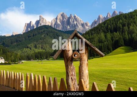 La région montagneuse des Dolomites est titulaire d'endroits spectaculaires comme l'église de St Johann (également connu sous le nom de San Giovanni) dans la vallée de Funes. C'est un petit Banque D'Images