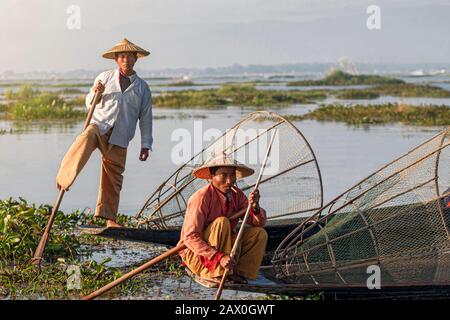 Intha Pêcheurs Sur Inle Lake, État De Shan, Myanmar (Birmanie). Banque D'Images