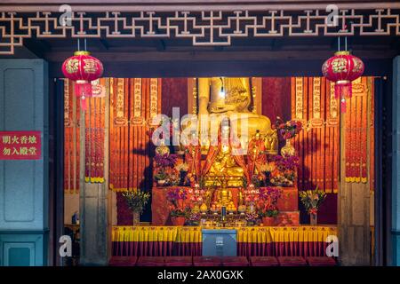 Un autel orné de dorures dans le temple de Jing'an , Shanghai, Chine Banque D'Images