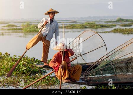 Intha Pêcheurs Sur Inle Lake, État De Shan, Myanmar (Birmanie). Banque D'Images