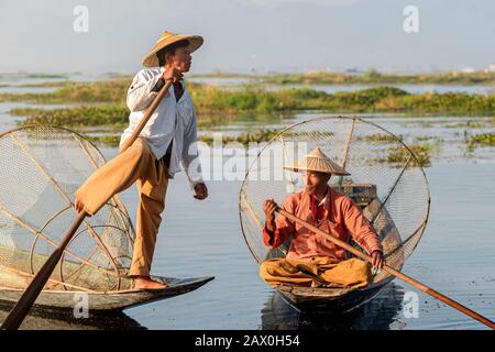 Intha Pêcheurs Sur Inle Lake, État De Shan, Myanmar (Birmanie). Banque D'Images