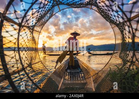 Pêcheurs Inla Lake Intha au coucher du soleil dans l'État de Shan, au Myanmar (Birmanie). Banque D'Images