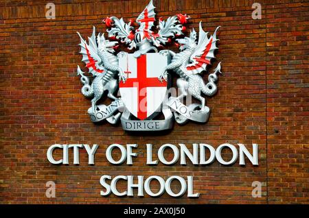 Londres, Royaume-Uni - 17 janvier 2016 : mur de briques avec emblème de la City of London School Banque D'Images