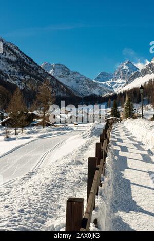 Italie Valle d'Aosta Val di Rhemes - vue sur Rhemes notre Dame car il est atteint de Chanavey. En arrière-plan parmi les autres montagnes, vous pouvez reconnaître le Granta Parey. Banque D'Images