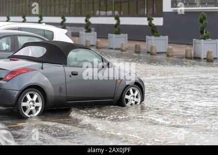 Southend on Sea, Essex, Royaume-Uni. 10 février 2020. La fin de la tempête Ciara combinée à une marée haute a violé les défenses maritimes le long de l'Esplanade occidentale de la ville, provoquant la fermeture d'une route. Voitures garées dans l'eau d'inondation Banque D'Images