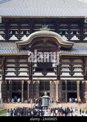 Nara, Japon - 15 octobre 2018 : Grande salle de Bouddha (Daibutsuden) de Tōdai-ji (Grand temple oriental), un complexe de temple bouddhiste dans la ville de Nara, Japon. Banque D'Images