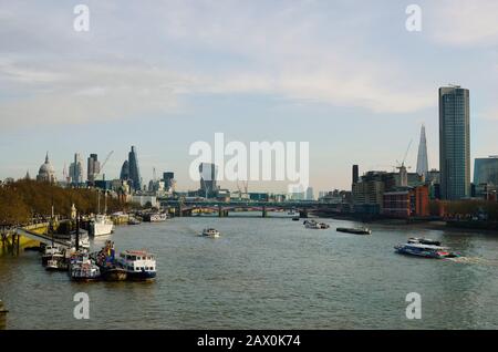 Londres, Royaume-Uni - 16 janvier 2016 : pont des Blackfriars sur la Tamise, cathédrale Saint-Paul et différents bâtiments, tour de la B42, alias Kirch Bu Banque D'Images