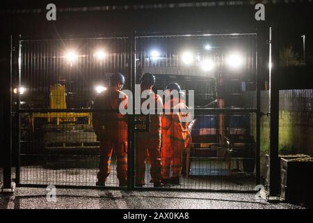 Harefield, Royaume-Uni. 8 Février 2020. Les ingénieurs de la   surveillent l'un des deux barrages routiers mis en place à Harvil Road, dans la vallée de Colne, les premières heures de la matinée, afin de permettre des travaux d'abattage d'arbres pour le projet ferroviaire à grande vitesse. La ligne ferroviaire pour enfants a également été fermée pour les travaux. Crédit: Mark Kerrison/Alay Live News Banque D'Images