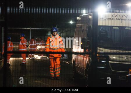 Harefield, Royaume-Uni. 8 Février 2020. Les ingénieurs de la   et un véhicule de vidéosurveillance surveillent l'un des deux barrages routiers mis en place à Harvil Road, dans la vallée de Colne, dans les premières heures de la matinée, afin de permettre des travaux d'abattage d'arbres pour le projet ferroviaire à grande vitesse. La ligne ferroviaire pour enfants a également été fermée pour les travaux. Crédit: Mark Kerrison/Alay Live News Banque D'Images