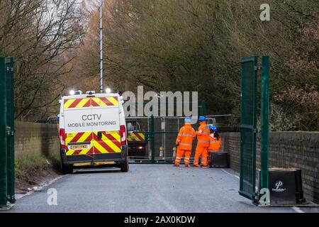 Harefield, Royaume-Uni. 8 Février 2020. Les ingénieurs de la   et un véhicule de surveillance CCTV surveillent une fermeture de route mise en œuvre sur la route HHarvil, très fréquentée de la vallée de Colne, pour effectuer des travaux d'abattage d'arbres pour le projet ferroviaire à grande vitesse. Les militants écologistes ont empêché l'abattage des arbres par le  . Crédit: Mark Kerrison/Alay Live News Banque D'Images