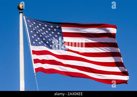 Belle étoile agitant et drapeau américain rayé sur un fond de ciel bleu; gros plan pour le Memorial Day ou le 4 juillet Banque D'Images