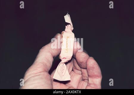 Main de l'homme tenant des bonbons Banque D'Images