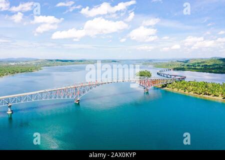 Vue panoramique sur le pont de San Juanico, le plus long pont du pays. Il relie les îles Samar et Leyte dans la région de Visayas. Paysage avec un grand pont au-dessus du détroit. Banque D'Images