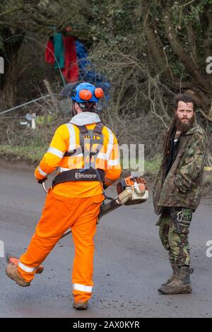 Harefield, Royaume-Uni. 8 Février 2020. Un militant pour l'environnement surveille les ingénieurs de la   avec une tronçonneuse sur Harvil Road dans la vallée de Colne. Le   avait prévu des travaux d'abattage d'arbres dans la région pour le projet ferroviaire à grande vitesse, mettant en œuvre des fermetures de routes et de chemins de fer à cette fin, mais n'avait pas été empêché de s'abattre sur les arbres par des actions des militants environnementaux. Crédit: Mark Kerrison/Alay Live News Banque D'Images