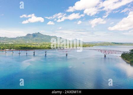 Samar, Philippines. Le pont de San Juanico relie Samar et les îles Leyte et est le plus long pont du pays. Paysage avec un grand pont au-dessus du détroit. Banque D'Images