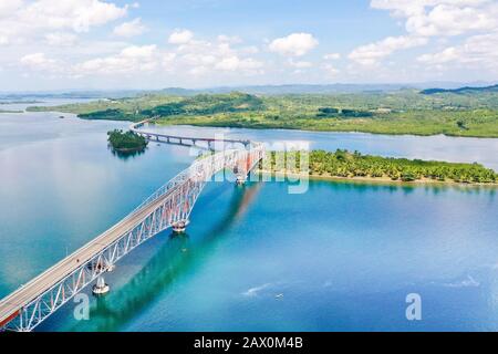 Pont De San Juanico : Le Plus Long Pont Des Philippines. Pont routier entre les îles, vue de dessus. Concept de vacances d'été et de voyage. Banque D'Images