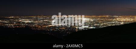 Vue panoramique de nuit de l'expansion urbaine à San Jose, Silicon Valley, Californie; ; les bâtiments du centre-ville visibles sur la droite Banque D'Images