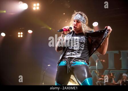 Manchester, Royaume-Uni. 9 février 20120. Michael Starr, Satchel, Lexxi Foxx et Stix Tsadinia du groupe Steel Panther se produire à l'entrepôt de Victoria de Manchester sur leur « Heavy Metal Rules » tournée britannique, Manchester 2019-02-09 . Crédit : Gary Mather/Alay Live News Banque D'Images