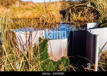 Les barrages en plastique utilisés sur Kinder Scout dans le parc national du Peak District pour soulever la table d'eau, créer des piscines de landes et mouiller à nouveau la tourbière de couverture Banque D'Images