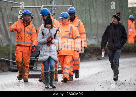 Harefield, Royaume-Uni. 8 Février 2020. Les militants écologistes surveillent les ingénieurs de la   avec une tronçonneuse sur la route Harvil dans la vallée de Colne. Le   avait prévu des travaux d'abattage d'arbres dans la région pour le projet ferroviaire à grande vitesse, mettant en œuvre des fermetures de routes et de chemins de fer à cette fin, mais n'avait pas été empêché de s'abattre sur les arbres par des actions des militants environnementaux. Crédit: Mark Kerrison/Alay Live News Banque D'Images