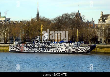 Londres, Royaume-Uni - 16 janvier 2016 : Président du HMS 1918 ancien Saxifrage du HMS - dans une nouvelle perspective sur Victoria Embankmént sur la Tamise avec une spire Banque D'Images