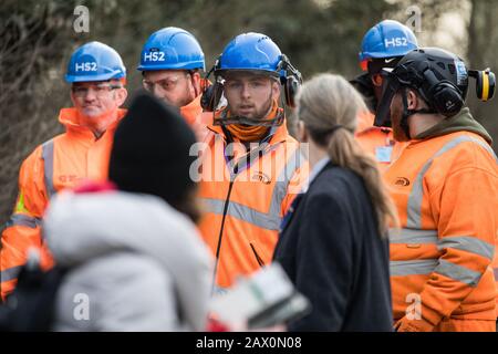 Harefield, Royaume-Uni. 8 Février 2020. Les militants écologistes surveillent les ingénieurs de la   avec une tronçonneuse sur la route Harvil dans la vallée de Colne. Le   avait prévu des travaux d'abattage d'arbres dans la région pour le projet ferroviaire à grande vitesse, mettant en œuvre des fermetures de routes et de chemins de fer à cette fin, mais n'avait pas été empêché de s'abattre sur les arbres par des actions des militants environnementaux. Crédit: Mark Kerrison/Alay Live News Banque D'Images