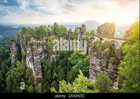 Magnifique vue panoramique sur le célèbre pont de Bastei avec les montagnes d'Elbe Sandstone dans le parc national de la Suisse saxonne au printemps, Saxe, Allemagne Banque D'Images