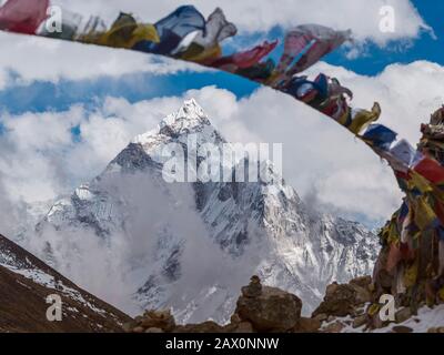 Mont Ama Dablam Dans L'Himalaya Du Népal, Everest Base Camp Trek. Banque D'Images