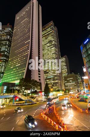 Tokyo, Japon - 9 octobre 2018 : des voitures passent devant la gare Shinjuku de Tokyo en soirée. Banque D'Images