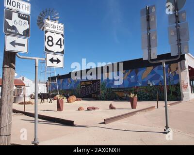 Petites villes du Texas de l'Ouest le long de l'autoroute US 180/62. Le temps semble avoir dépassé ces petits endroits les laissant en suspens dans le passé. Banque D'Images