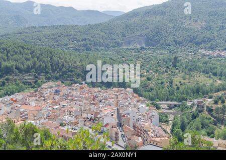 Panorama de Montanejos. Village touristique dans la région de Castellon (Valence). Magnifique environnement de montagne avec des coteaux pleins d'arbres verts. Banque D'Images
