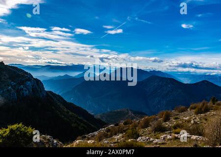 Magnifique paysage captivant de la chaîne de montagnes des Alpes françaises brumeuses en couches dans les Alpes-Maritimes l'après-midi pendant une journée ensoleillée Banque D'Images