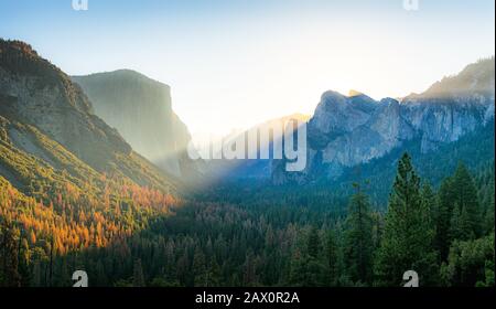 Magnifique scène panoramique au lever du soleil de la célèbre vue sur le tunnel dans la pittoresque vallée de Yosemite avec le majestueux El Capitan et Half Dome rock, Californie, États-Unis Banque D'Images