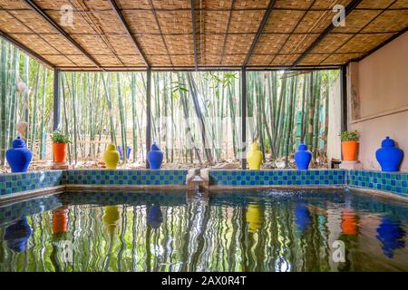 Marrakech, Maroc - 15 janvier 2020: Magnifique étang couvert avec des décorations colorées dans le jardin Majorelle établi par Yves Saint Laurent Banque D'Images