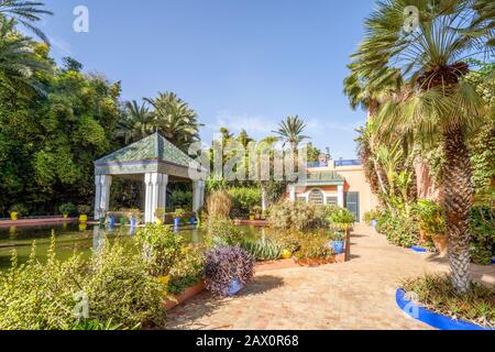 Marrakech, Maroc - 15 janvier 2020:Gazebo dans le beau jardin Majorelle créé par Yves Saint Laurent Banque D'Images