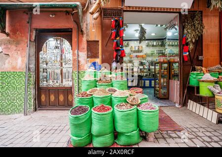 Beaucoup d'épices devant le magasin dans la médina de Marrakech, Maroc Banque D'Images