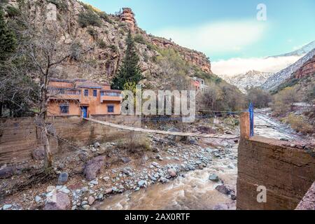 Pont au-dessus de la rivière Ourika dans les montagnes du Haut Atlas, vallée de l'Ourika, Maroc Banque D'Images