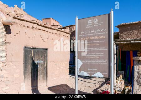 ACI Ben Haddou, Maroc - 17 janvier 2020 - entrée de la ville avec signe indiquant qu'ait Ben Haddou est sous les auspices de l'UNESCO Banque D'Images