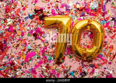 Ballon de fête d'anniversaire numéro 70 sur fond pailleté confetti Banque D'Images