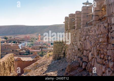 Vue panoramique sur la ville d'argile ait Ben Haddou, site du patrimoine de l'UNESCO avec nouvelle ville en arrière-plan, Maroc Banque D'Images