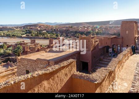 Vue panoramique sur la ville d'argile ait Ben Haddou, site classé au patrimoine de l'UNESCO au Maroc Banque D'Images