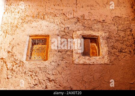 Deux fenêtres dans la ville argileuse ait Ben Haddou, site classé au patrimoine de l'UNESCO au Maroc Banque D'Images